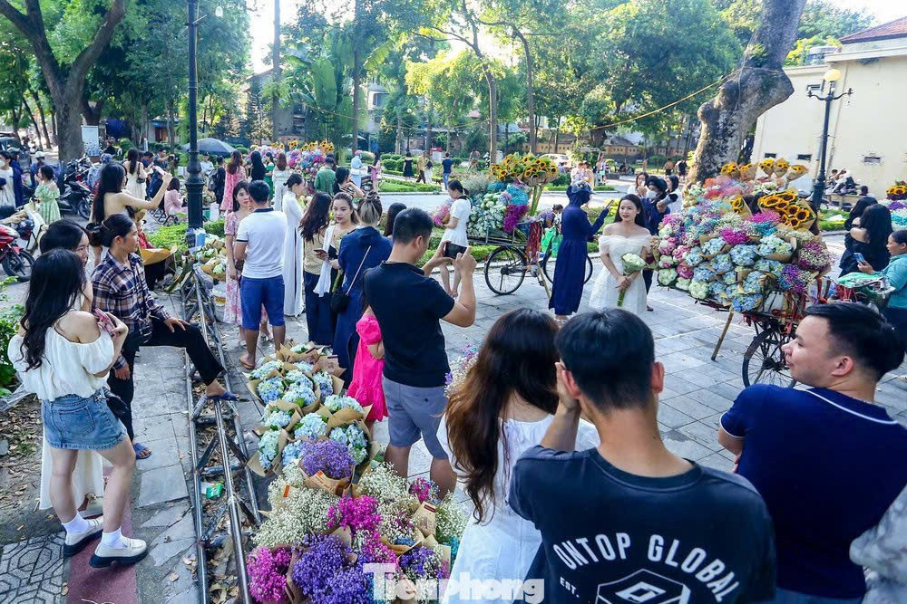 Cảnh lạ trên con đường lãng mạn đông ‘nàng thơ’ nhất Hà Nội- Ảnh 4.