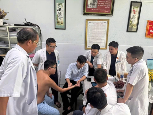 Vị bác sĩ có đôi bàn tay tài hoa- Ảnh 2. Vị bác sĩ có đôi bàn tay tài hoa- Ảnh 2.