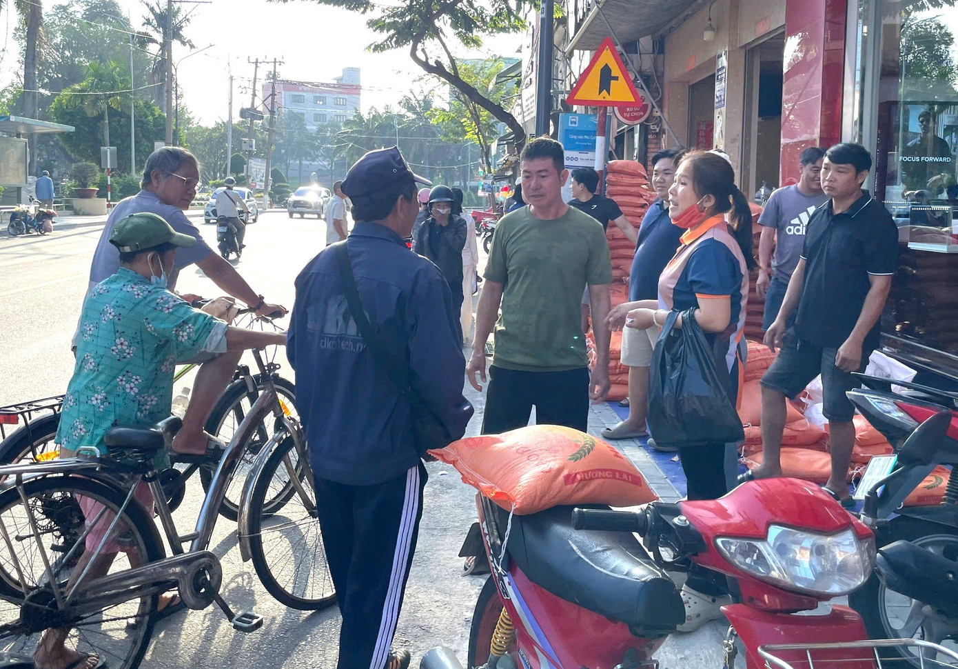 Người khó khăn ở TPHCM xúc động nhận quà từ thanh niên trúng số độc đắc- Ảnh 2.