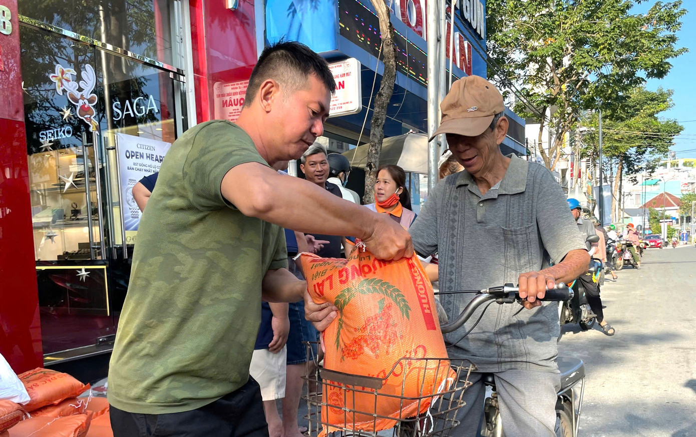 Người khó khăn ở TPHCM xúc động nhận quà từ thanh niên trúng số độc đắc- Ảnh 3.