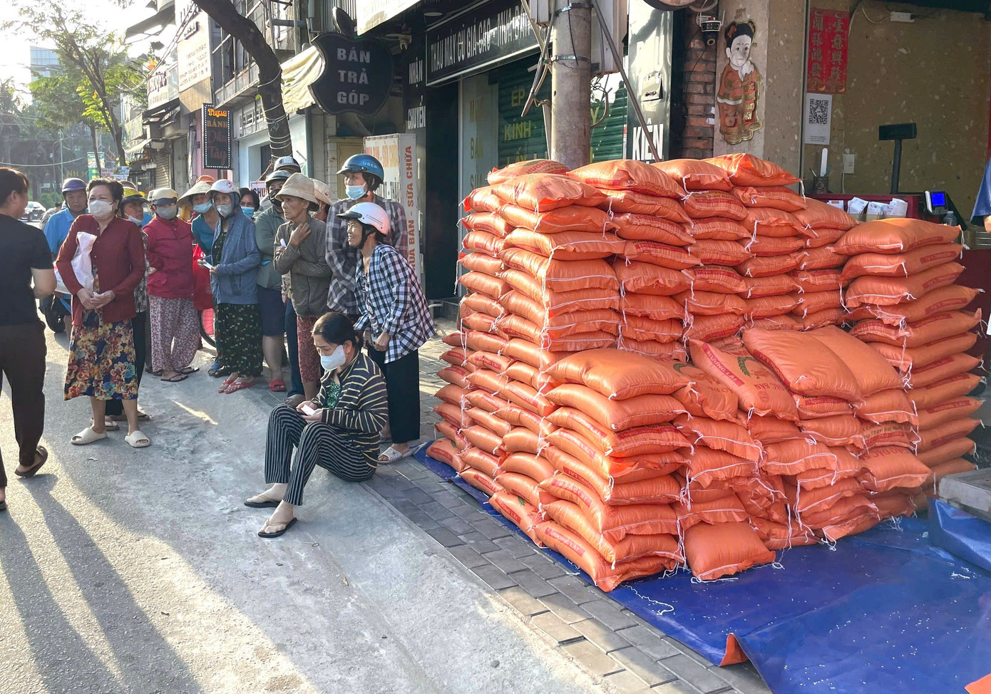 Người khó khăn ở TPHCM xúc động nhận quà từ thanh niên trúng số độc đắc- Ảnh 1.