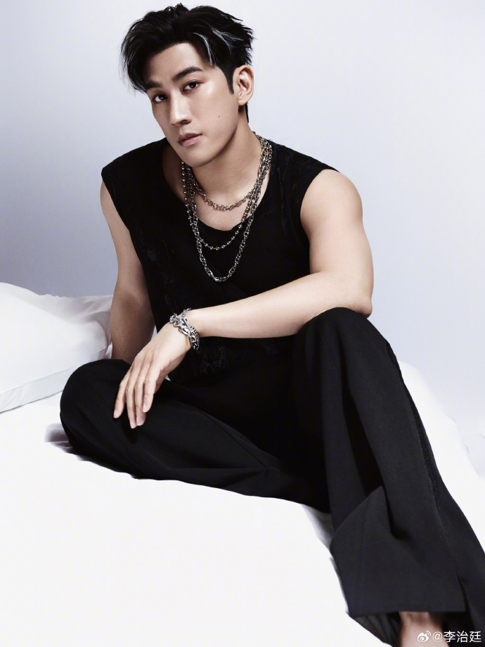 Nam ca sĩ bí mật kết hôn với vợ trẻ kém 5 tuổi mà không ai biết, giờ sắp đón con đầu lòng- Ảnh 2. Nam ca sĩ bí mật kết hôn với vợ trẻ kém 5 tuổi mà không ai biết, giờ sắp đón con đầu lòng- Ảnh 2.