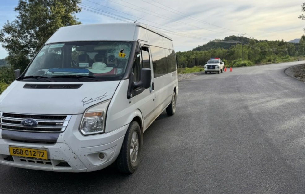 Đá rơi từ xe ben trúng ô tô, 3 du khách Nga thương vong- Ảnh 1.