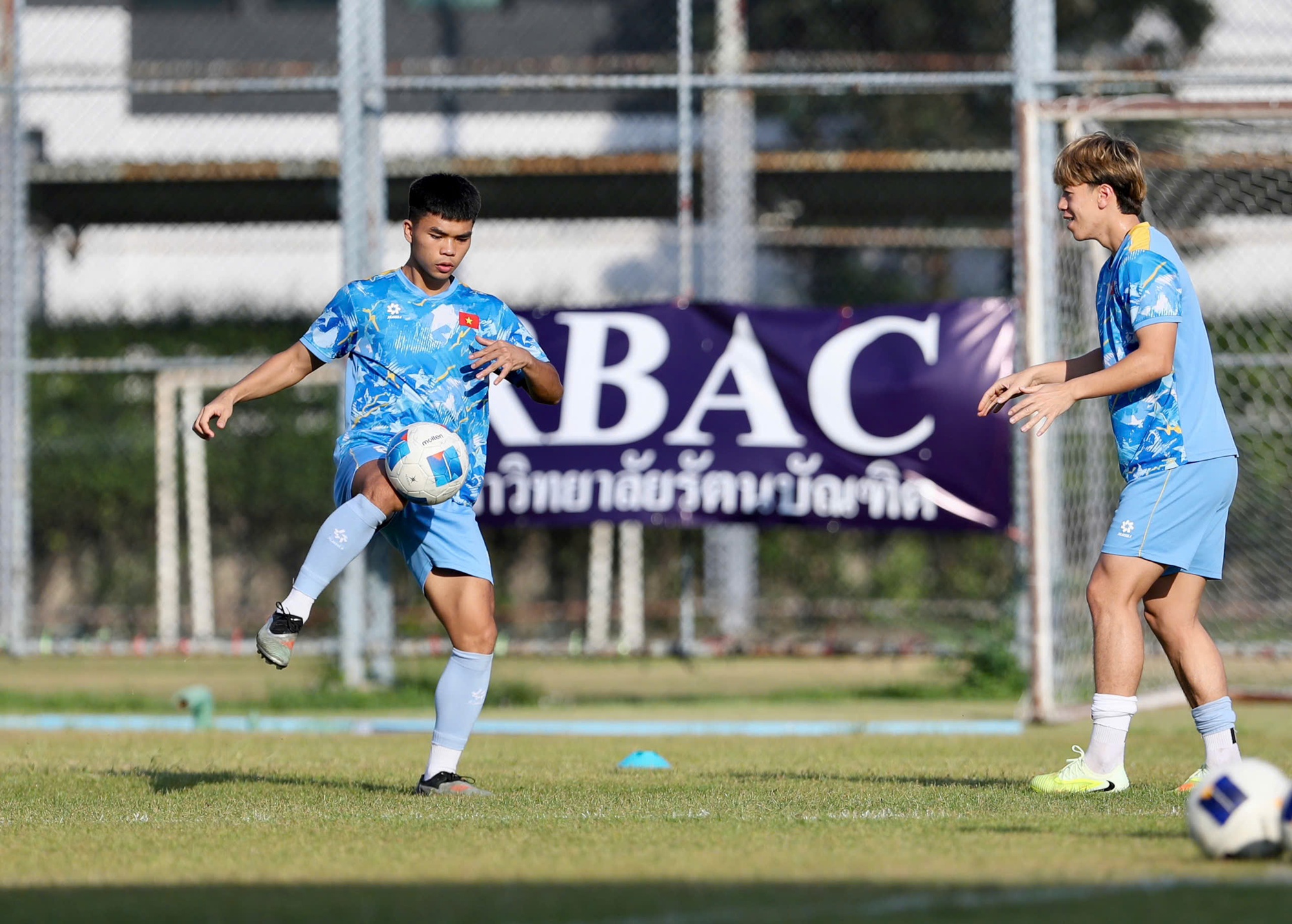 Tận mắt gặp ngôi sao U22 Việt Nam sáng học đại học chiều đá SEA Games- Ảnh 2.