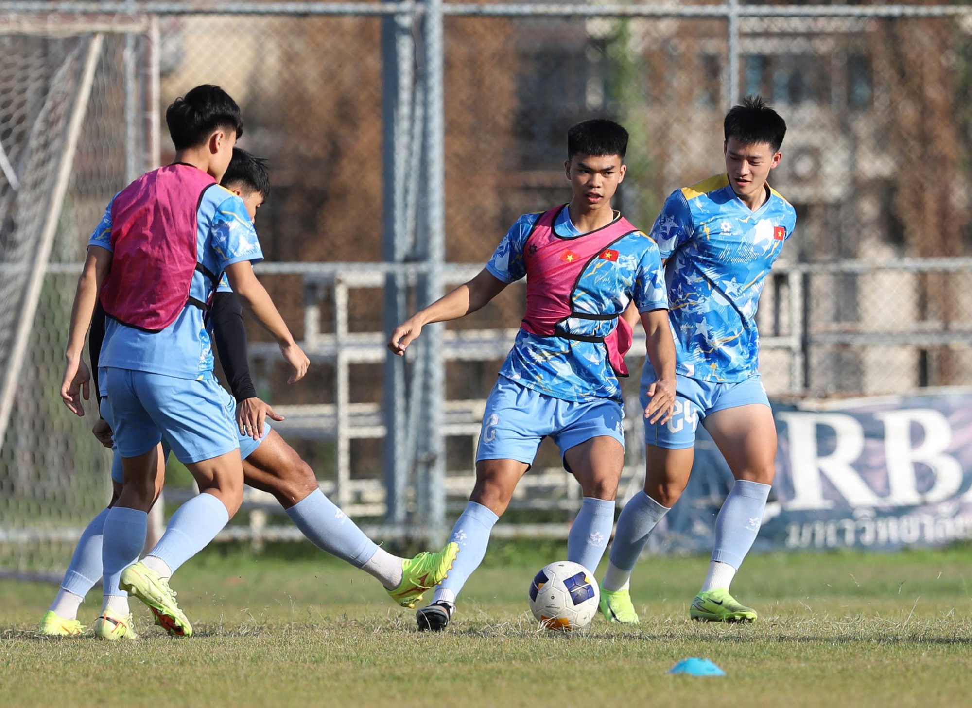 Tận mắt gặp ngôi sao U22 Việt Nam sáng học đại học chiều đá SEA Games- Ảnh 1.