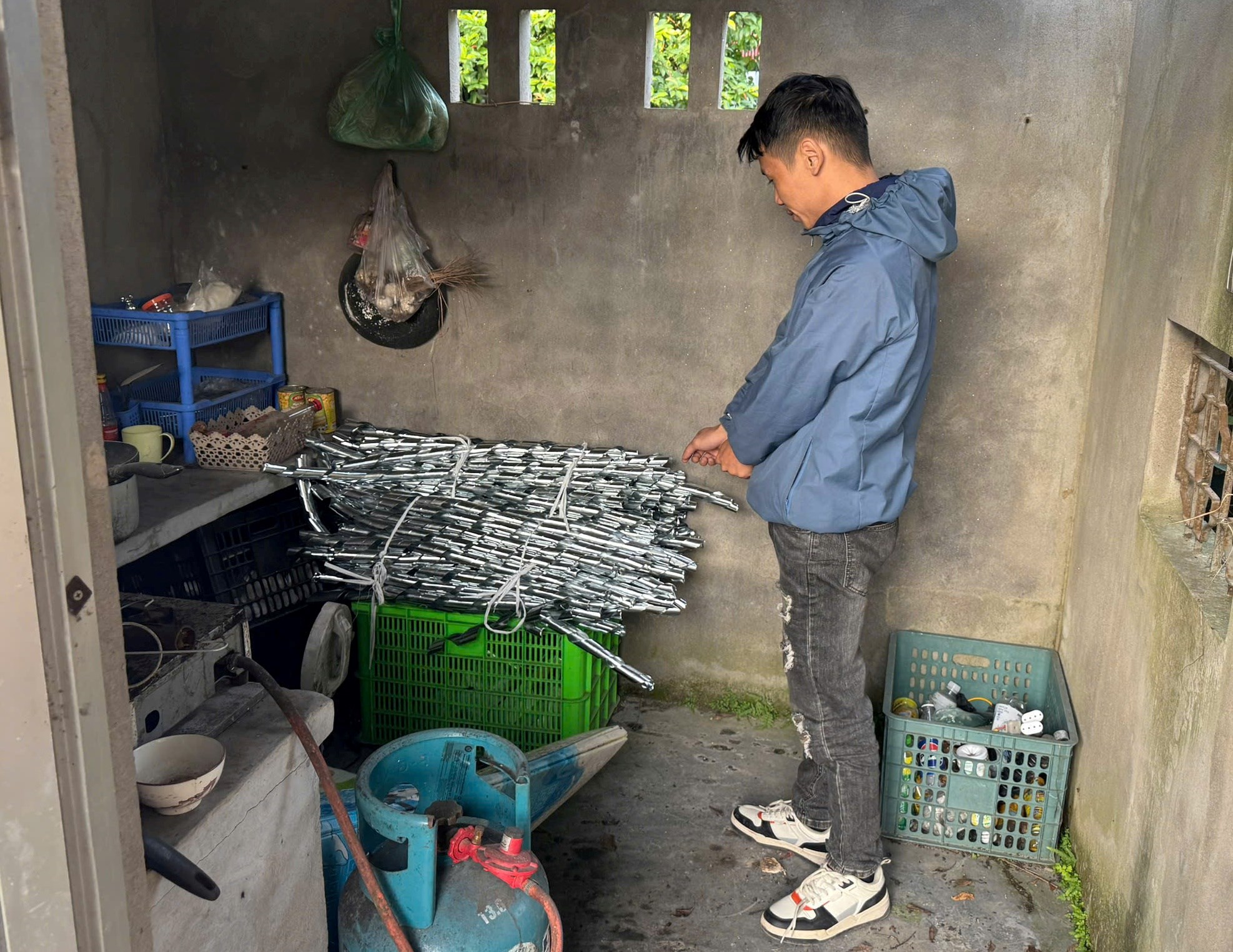 Khám xét khẩn cấp nơi ở của Nguyễn Thế Anh sinh năm 1989- Ảnh 1.