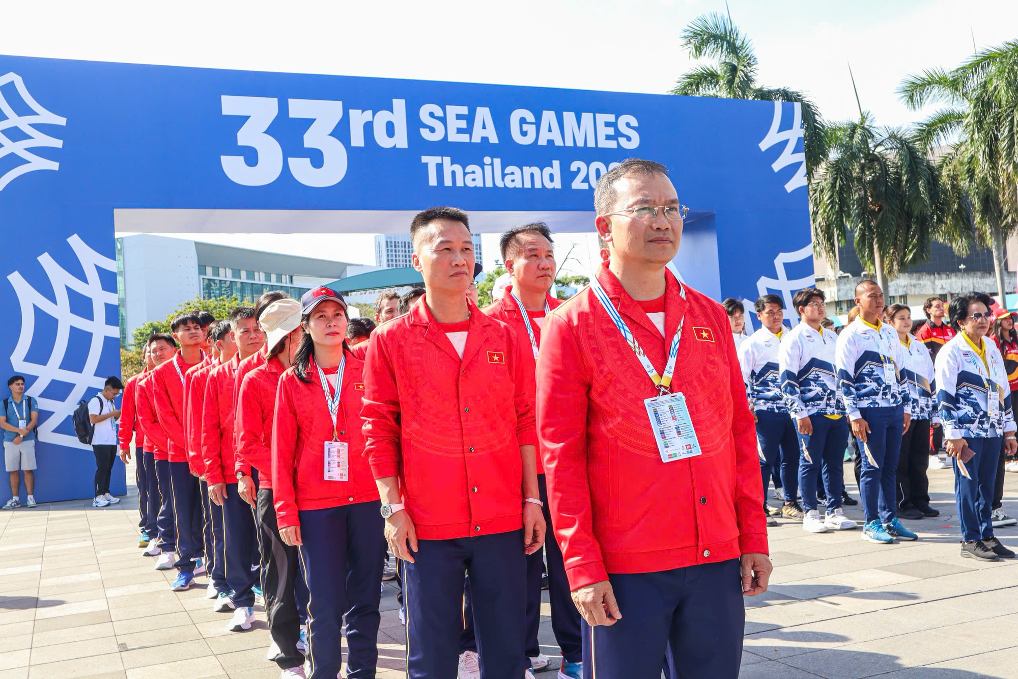 Quốc kì Việt Nam tung bay trên bầu trời Bangkok trong lễ thượng cờ SEA Games 33- Ảnh 6.