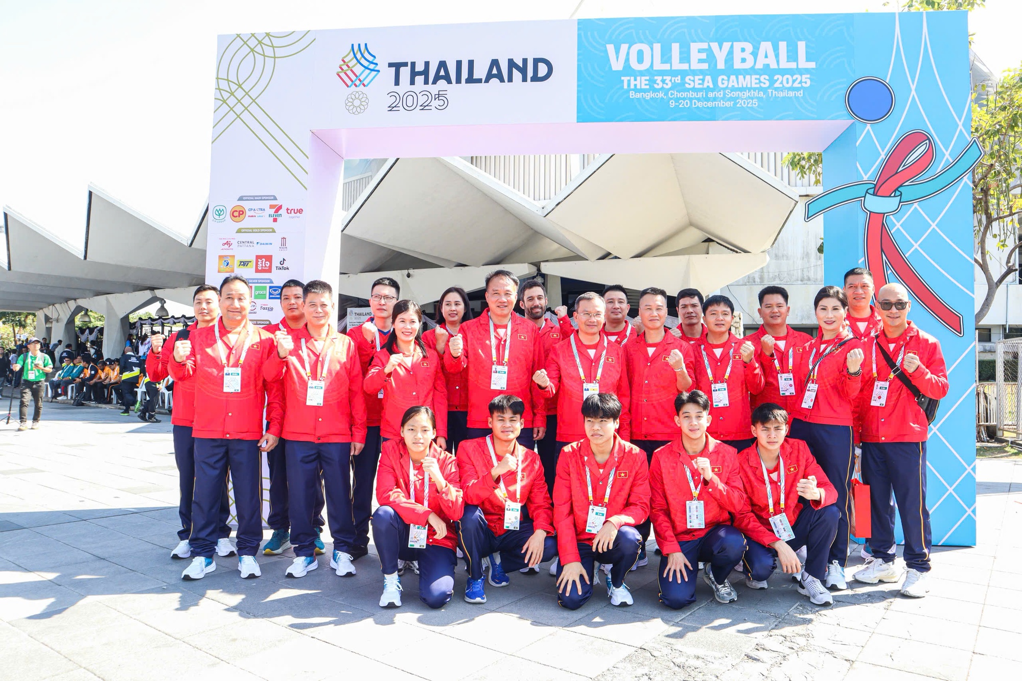 Quốc kì Việt Nam tung bay trên bầu trời Bangkok trong lễ thượng cờ SEA Games 33- Ảnh 7.