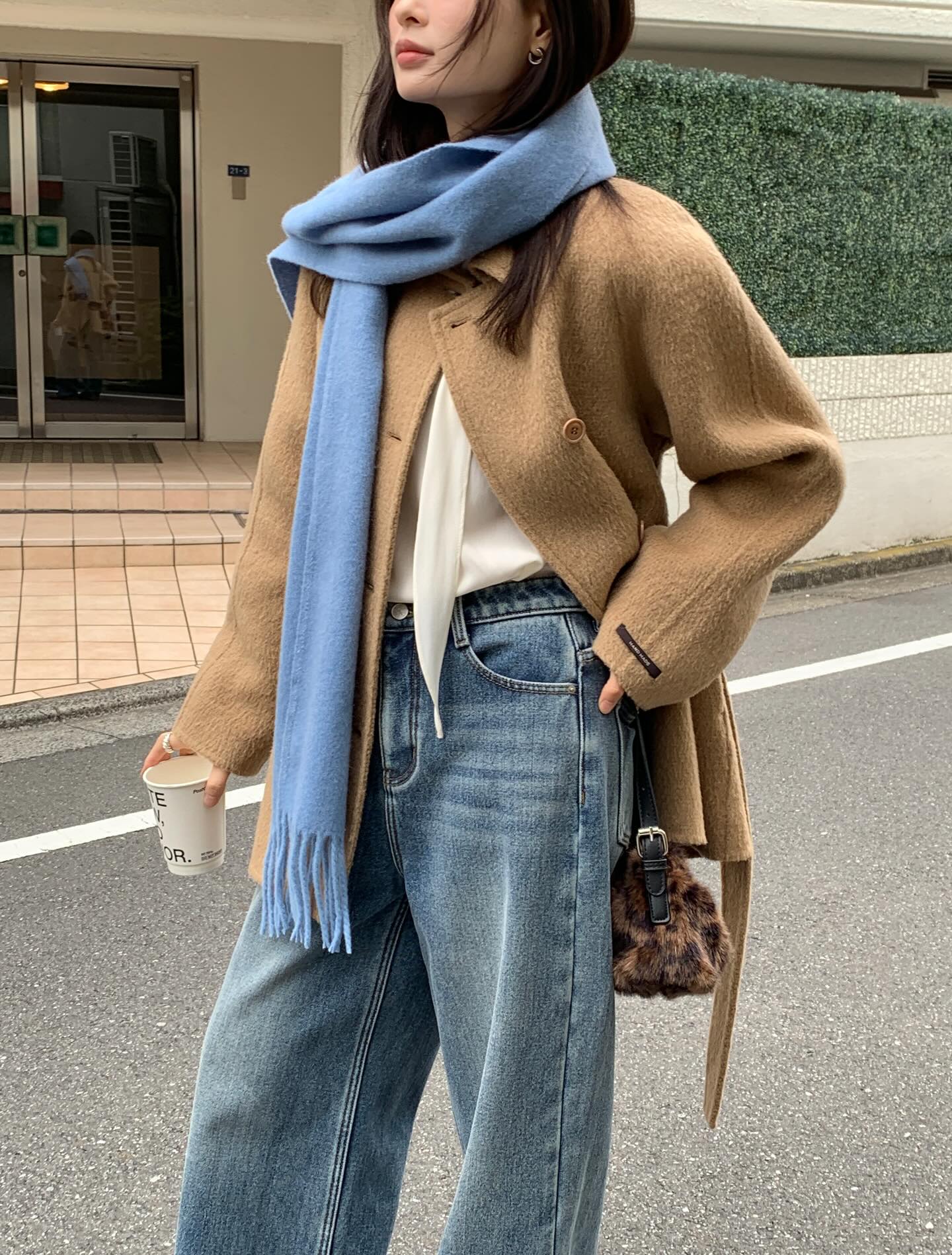 5 kiểu áo khoác kết hợp với quần jeans là đẹp nhất- Ảnh 9. 5 kiểu áo khoác kết hợp với quần jeans là đẹp nhất- Ảnh 9.