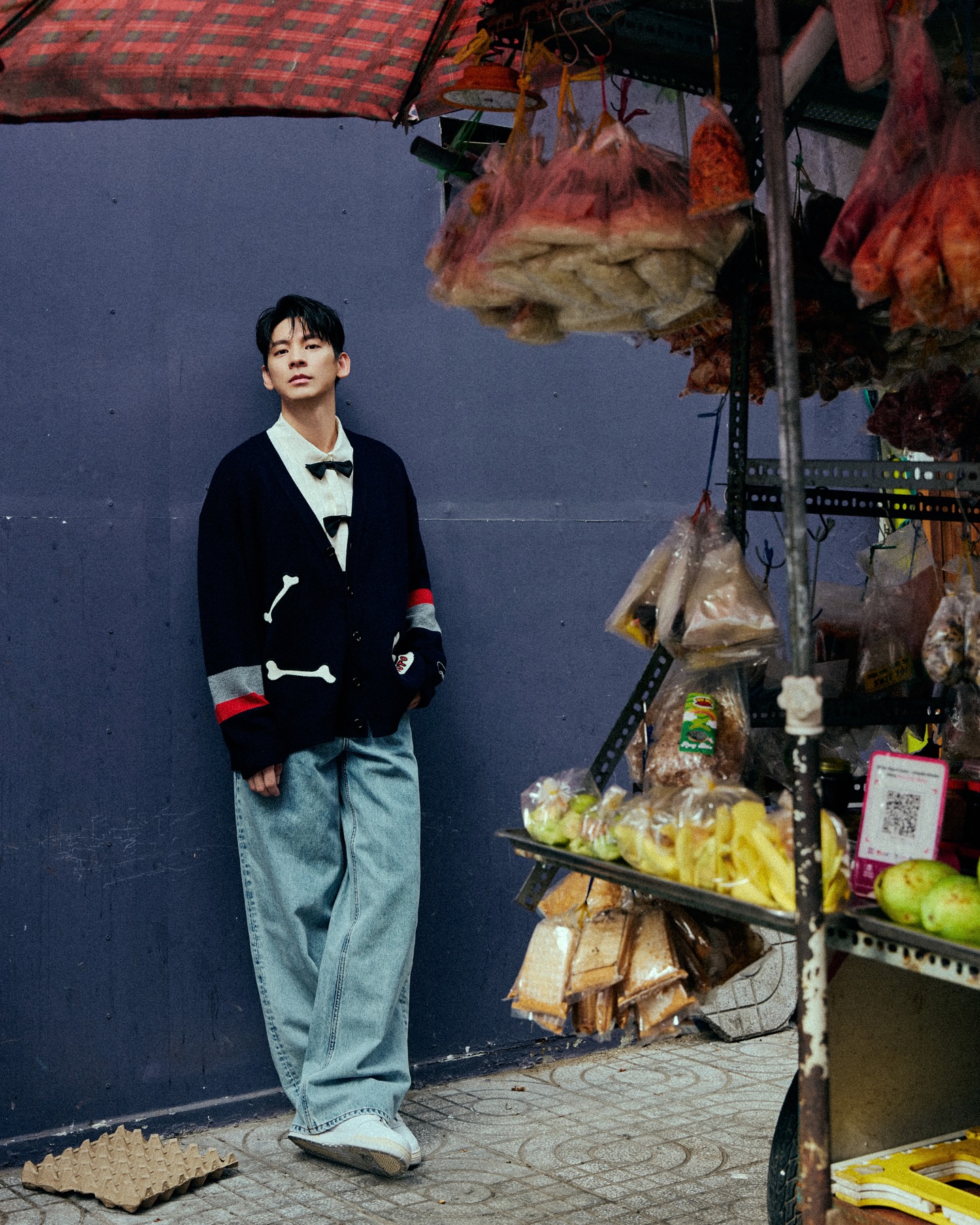 Lộ ảnh nam thần hạng A đình đám châu Á đi chợ Bến Thành, ngồi ăn chè mà đẹp hơn cả bìa tạp chí- Ảnh 5.