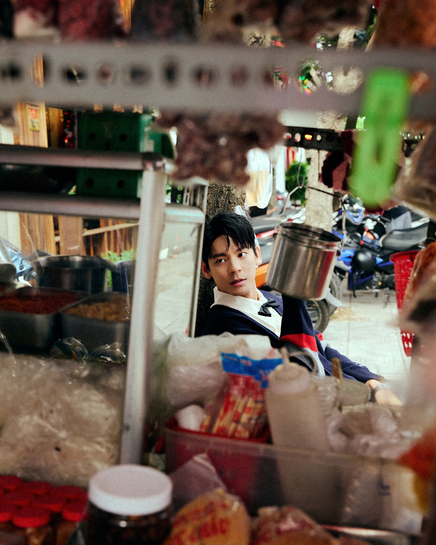 Lộ ảnh nam thần hạng A đình đám châu Á đi chợ Bến Thành, ngồi ăn chè mà đẹp hơn cả bìa tạp chí- Ảnh 8.