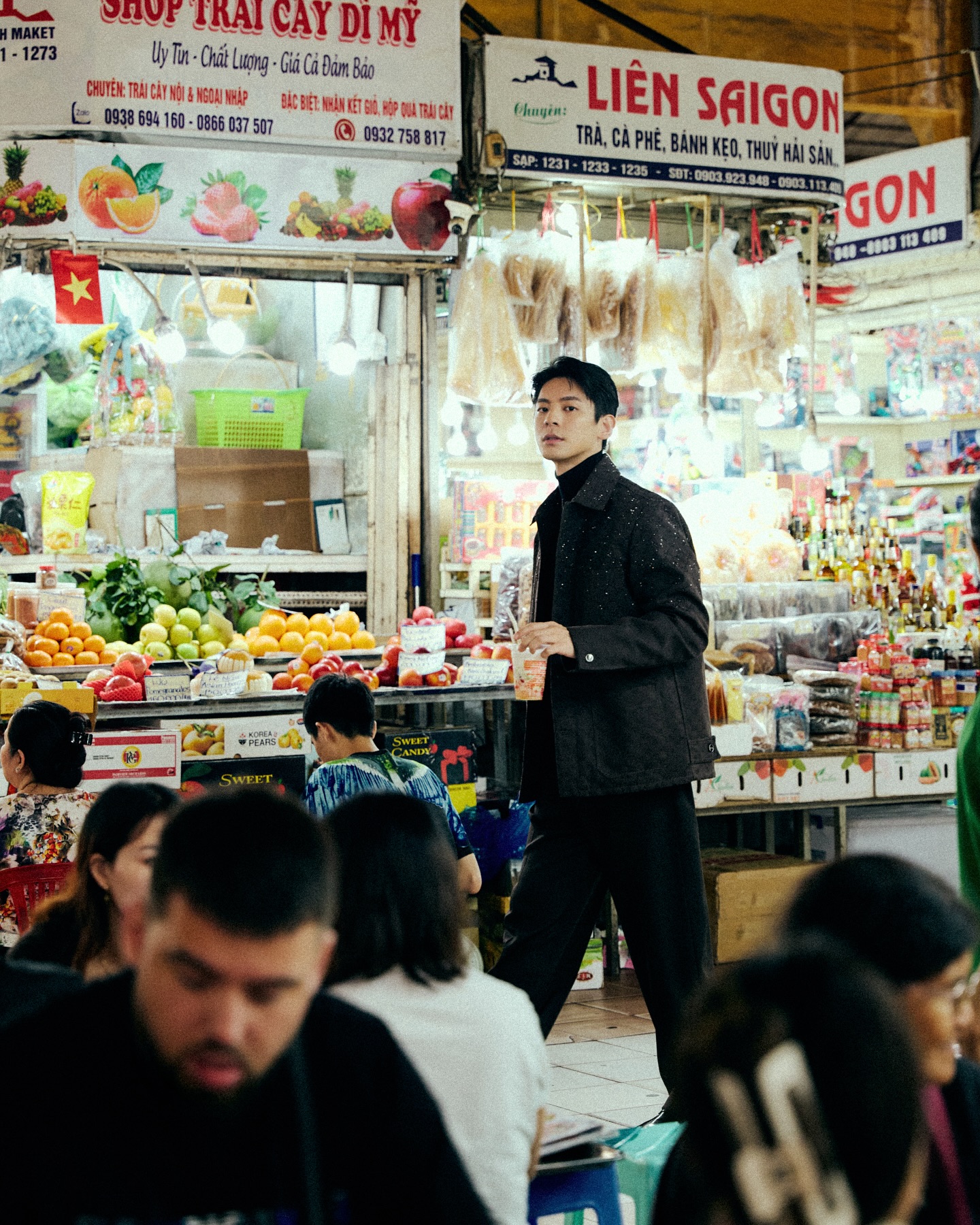 Lộ ảnh nam thần hạng A đình đám châu Á đi chợ Bến Thành, ngồi ăn chè mà đẹp hơn cả bìa tạp chí- Ảnh 2.