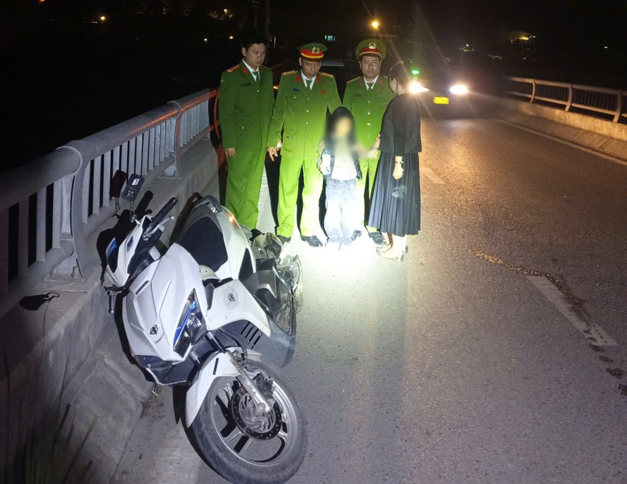 Mẹ buộc tay con trai 4 tuổi bằng dây vải màu xanh rồi chở lên cầu Xi Măng trong đêm, nguồn cơn khiến nhiều người đau lòng- Ảnh 2.