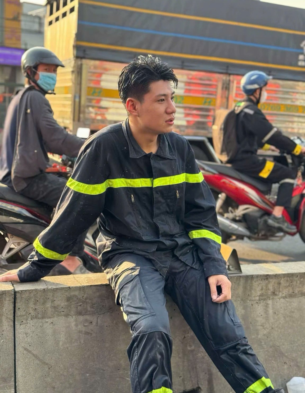 Nguyễn Mai Thi - chàng lính cứu hỏa liều mình cứu nữ sinh 17 tuổi trước mũi xe container mất lái- Ảnh 2.