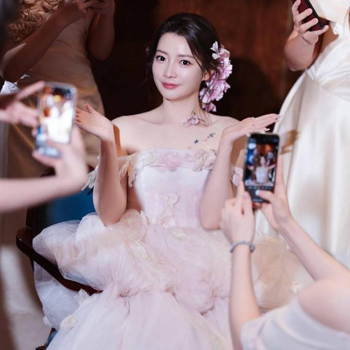 Nữ hoàng cầu lông xinh đẹp như tiên nữ trong ngày cưới ngôi sao cùng đội tuyển- Ảnh 7. Nữ hoàng cầu lông xinh đẹp như tiên nữ trong ngày cưới ngôi sao cùng đội tuyển- Ảnh 7.