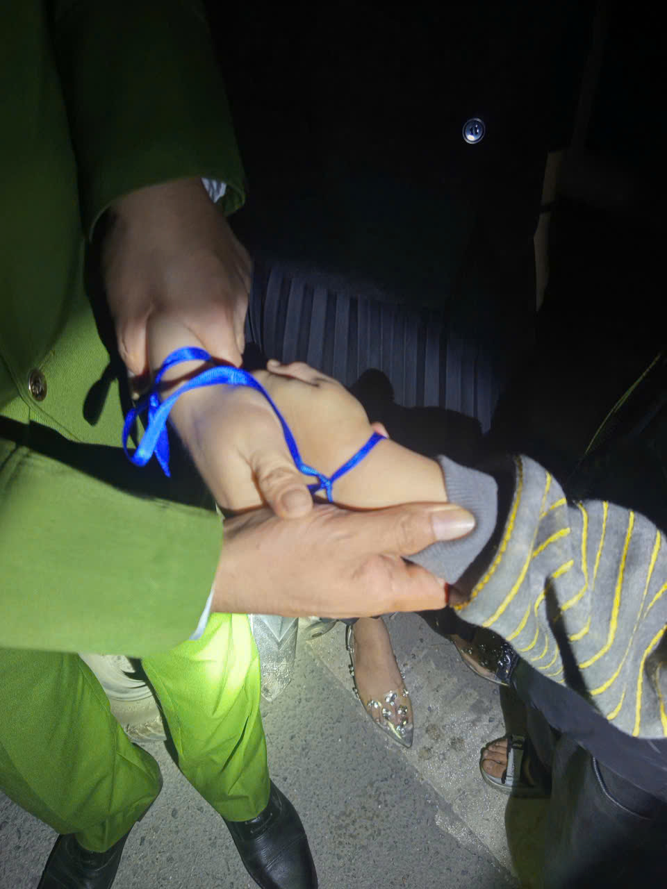 Mẹ buộc tay con trai 4 tuổi bằng dây vải màu xanh rồi chở lên cầu Xi Măng trong đêm, nguồn cơn khiến nhiều người đau lòng- Ảnh 1.