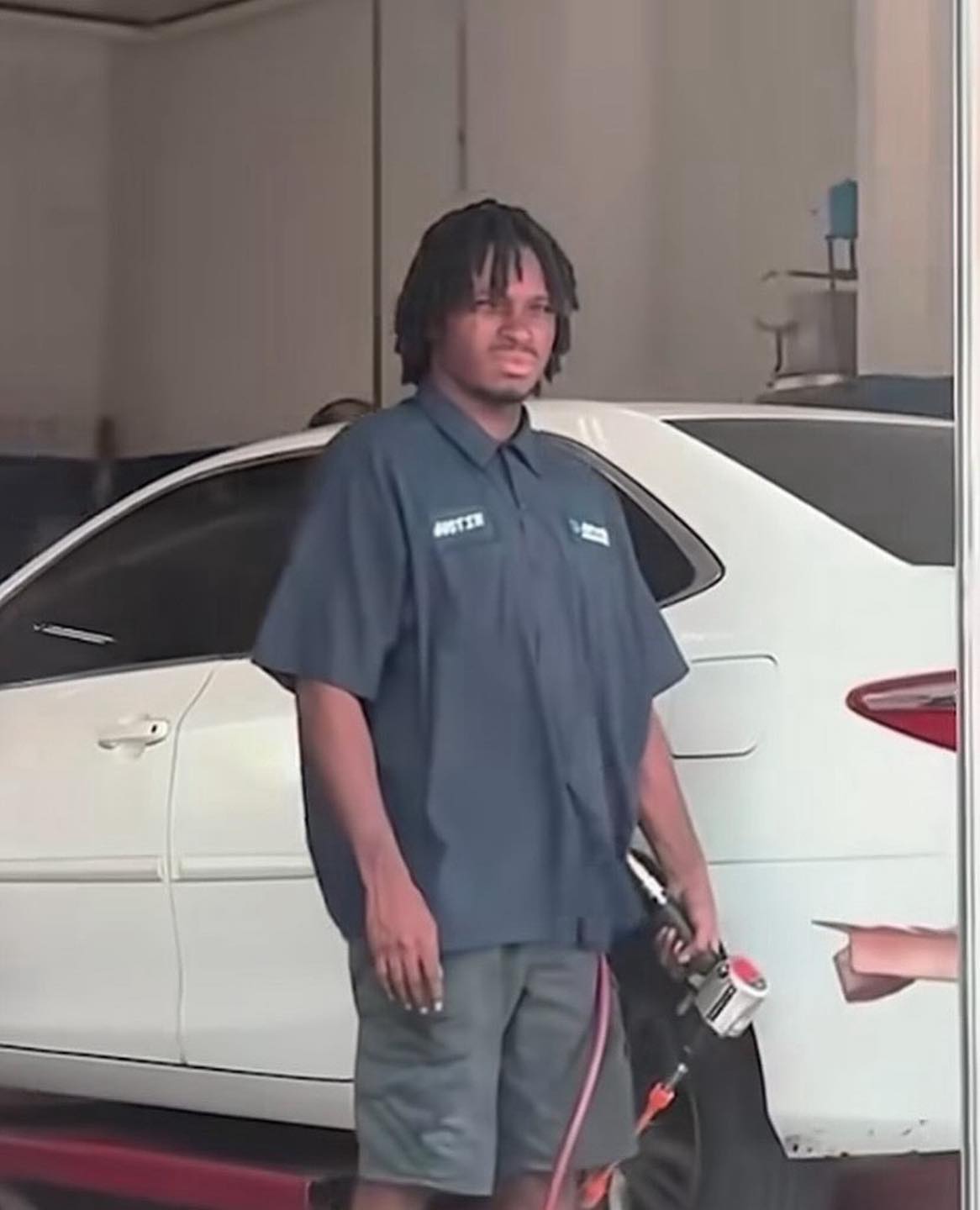 Sự thật đau đầu về "anh da đen bận rộn nhất hành tinh" làm 1001 nghề đang viral nhất mạng- Ảnh 1.