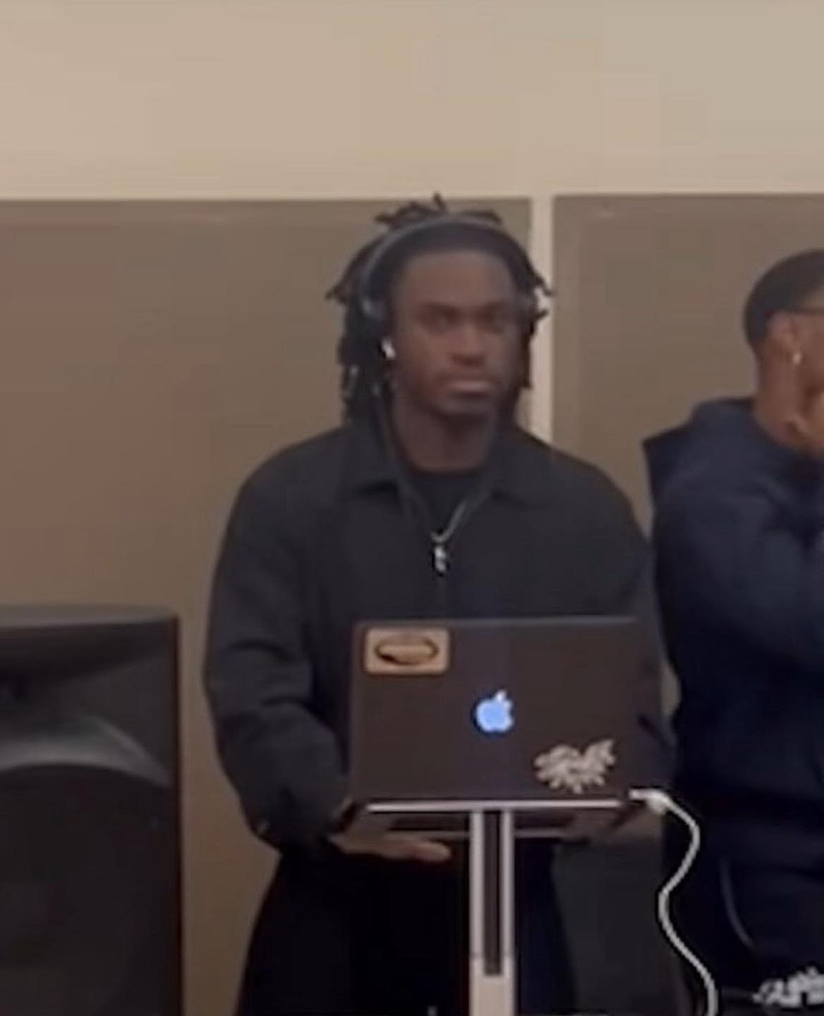 Sự thật đau đầu về "anh da đen bận rộn nhất hành tinh" làm 1001 nghề đang viral nhất mạng- Ảnh 3.