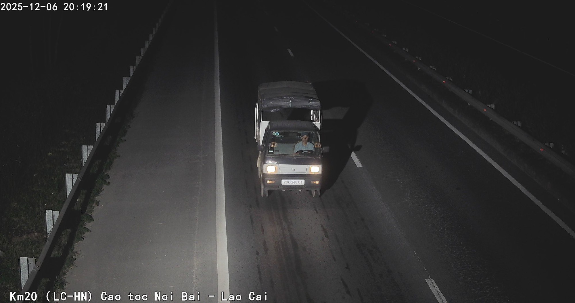 Chỉ trong 1 ngày, camera AI "bắt" được 703 lượt xe vượt đèn đỏ tại một ngã tư ở Hà Nội- Ảnh 3. Chỉ trong 1 ngày, camera AI "bắt" được 703 lượt xe vượt đèn đỏ tại một ngã tư ở Hà Nội- Ảnh 3.