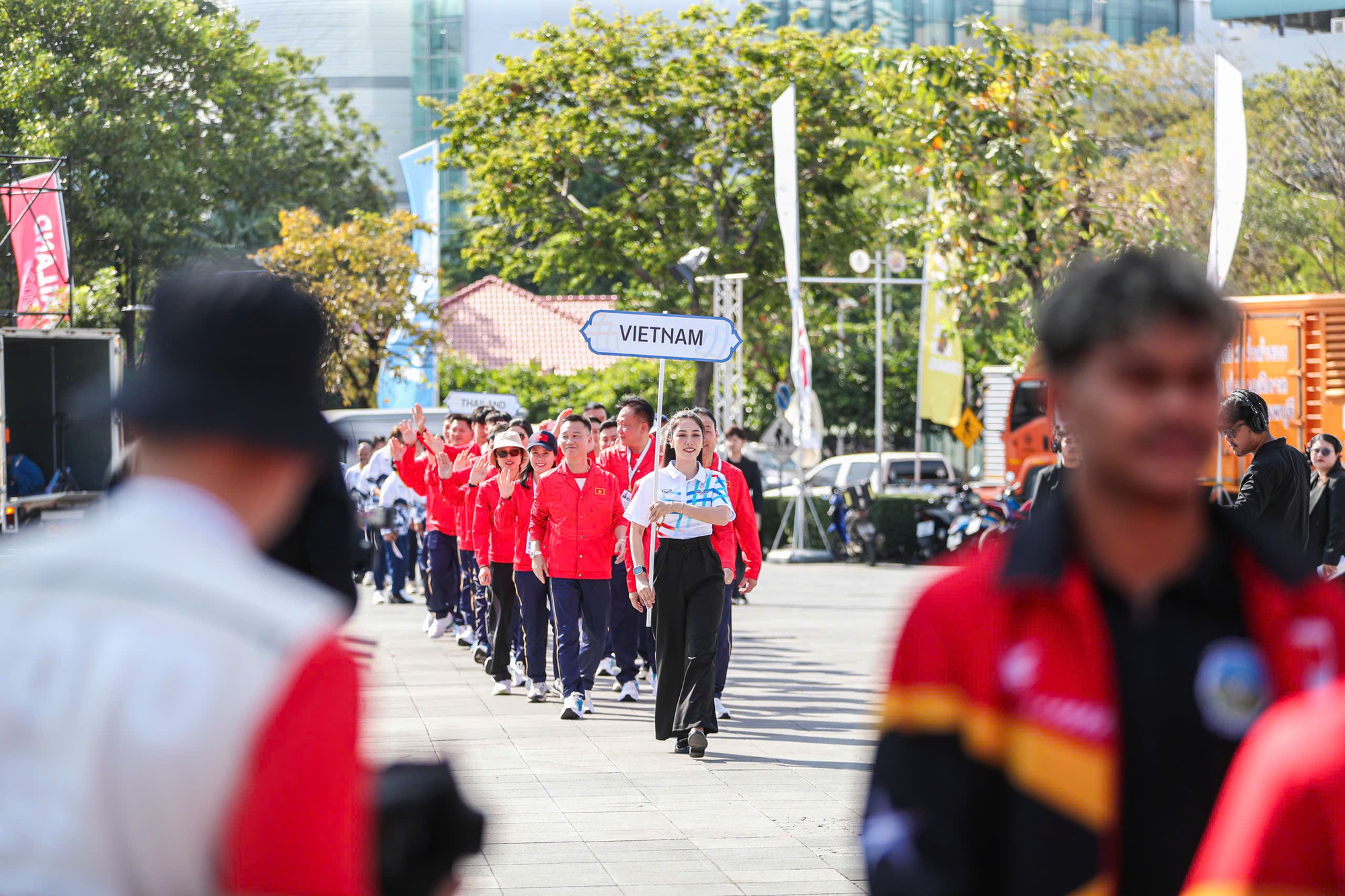 Quốc kì Việt Nam tung bay trên bầu trời Bangkok trong lễ thượng cờ SEA Games 33- Ảnh 3.