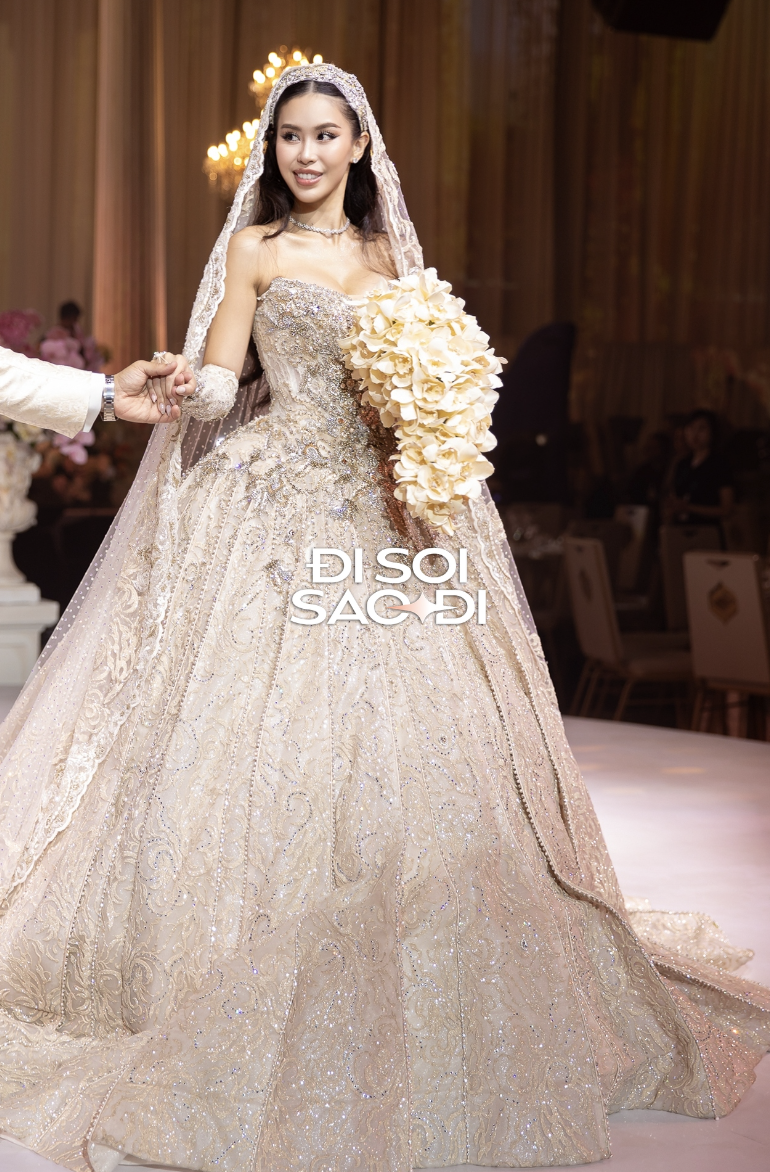 Đám cưới nhà tỷ phú khiến dân tình mãn nhãn: Người mặc sến lại rất sang, người đơn giản thì lại quá tinh tế- Ảnh 2.