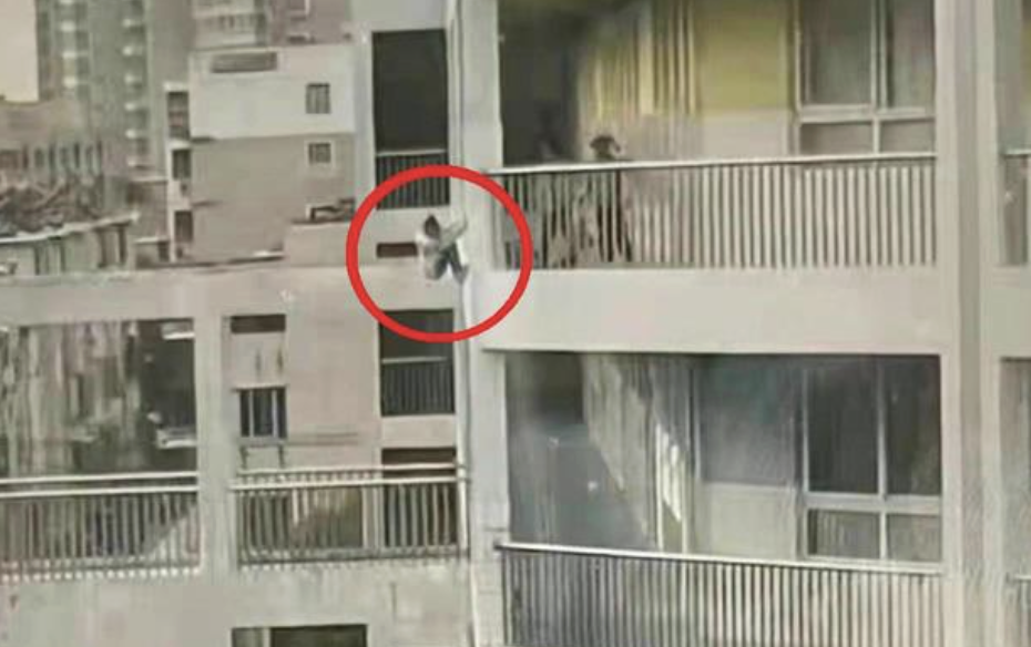 Nam sinh 16 tuổi học giỏi top đầu bất ngờ gieo mình từ tầng cao: Sự thật phía sau những tấm huy chương khiến MXH rùng mình!- Ảnh 1. Nam sinh 16 tuổi học giỏi top đầu bất ngờ gieo mình từ tầng cao: Sự thật phía sau những tấm huy chương khiến MXH rùng mình!- Ảnh 1.