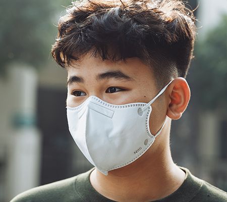 Checklist đồ cần có khi ra đường Hà Nội bây giờ: Khẩu trang thường chưa đủ!