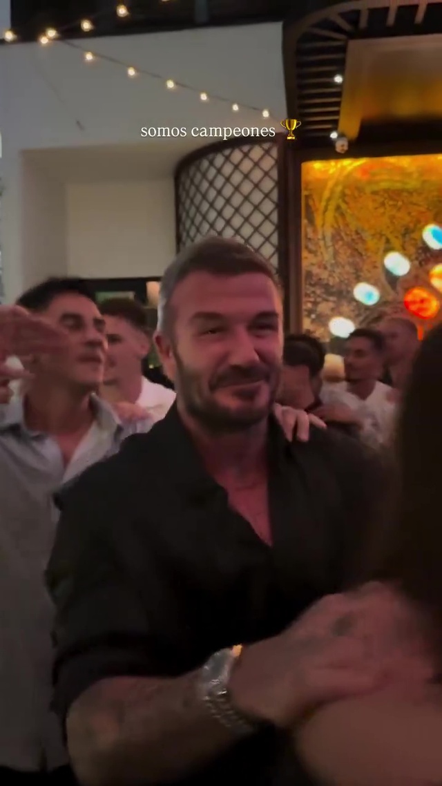 Ai giải cứu Messi đi, anh ấy trông như bị Ai giải cứu Messi đi, anh ấy trông như bị