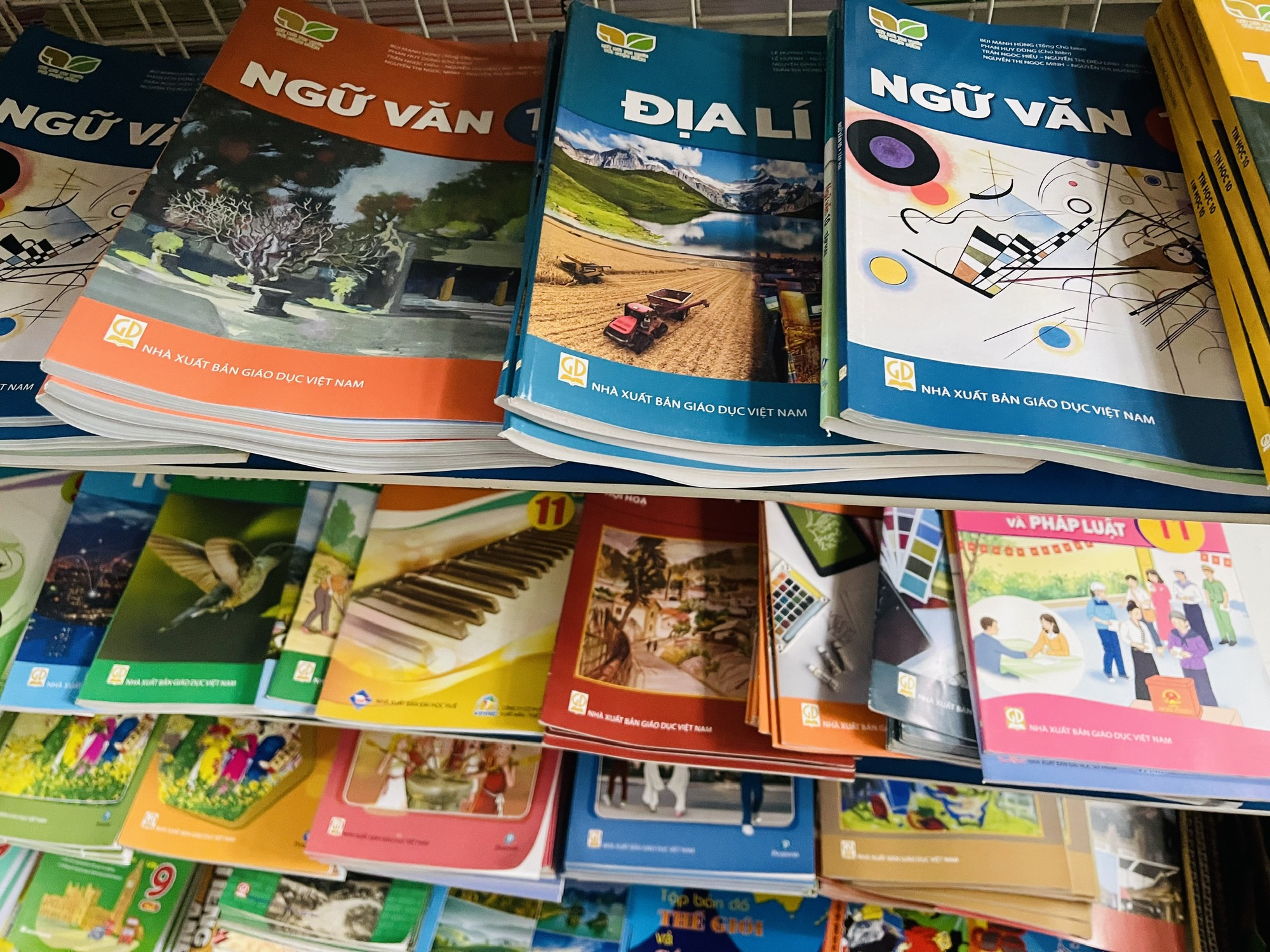 Tiêu chí nào lựa chọn một bộ sách giáo khoa?- Ảnh 1. Tiêu chí nào lựa chọn một bộ sách giáo khoa?- Ảnh 1.