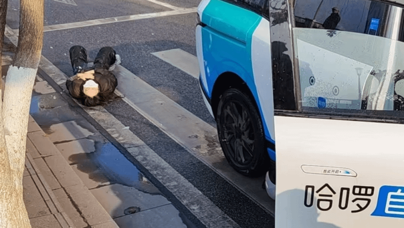 Taxi robot của Baidu gây tai nạn nghiêm trọng tại Trung Quốc, hai người đi bộ nhập viện trong tình trạng nguy kịch- Ảnh 3.