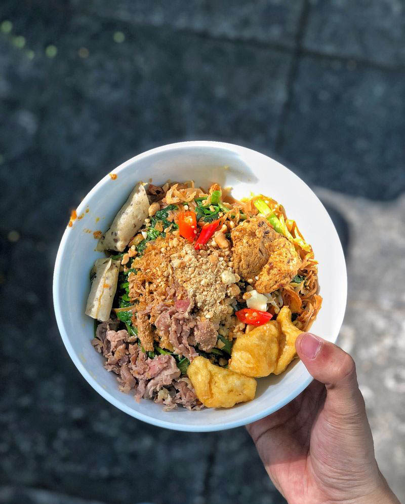 Khách Tây ngồi vỉa hè ăn đặc sản khi du lịch Hà Nội: Bất ngờ được lên thời sự, danh tính thật gây thích thú- Ảnh 5. Khách Tây ngồi vỉa hè ăn đặc sản khi du lịch Hà Nội: Bất ngờ được lên thời sự, danh tính thật gây thích thú- Ảnh 5.