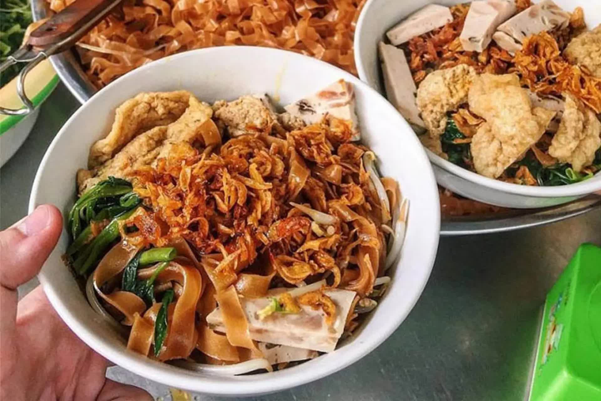 Khách Tây ngồi vỉa hè ăn đặc sản khi du lịch Hà Nội: Bất ngờ được lên thời sự, danh tính thật gây thích thú- Ảnh 4. Khách Tây ngồi vỉa hè ăn đặc sản khi du lịch Hà Nội: Bất ngờ được lên thời sự, danh tính thật gây thích thú- Ảnh 4.