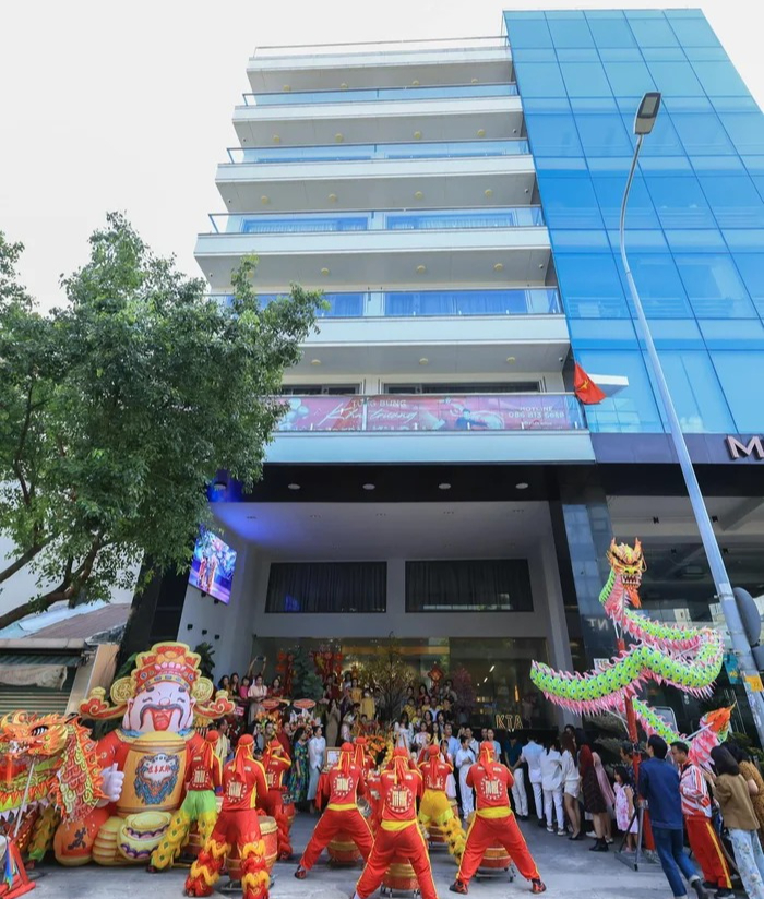 Nữ nghệ sĩ là viện trưởng, cưới học trò kém 11 tuổi, sở hữu nhà 6 tầng trăm tỷ ở đường Hoàng Hoa Thám- Ảnh 7.