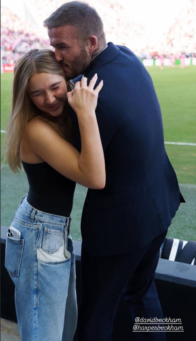 Bức ảnh gây sốt cõi mạng của David Beckham và con gái út Harper, tiểu thư tài phiệt càng lớn càng xinh đẹp- Ảnh 1. Bức ảnh gây sốt cõi mạng của David Beckham và con gái út Harper, tiểu thư tài phiệt càng lớn càng xinh đẹp- Ảnh 1.