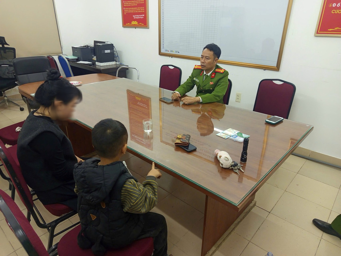 VIDEO: Chồng chết, người vợ trẻ ôm con trai 4 tuổi định nhảy cầu tự tử- Ảnh 3. VIDEO: Chồng chết, người vợ trẻ ôm con trai 4 tuổi định nhảy cầu tự tử- Ảnh 3.