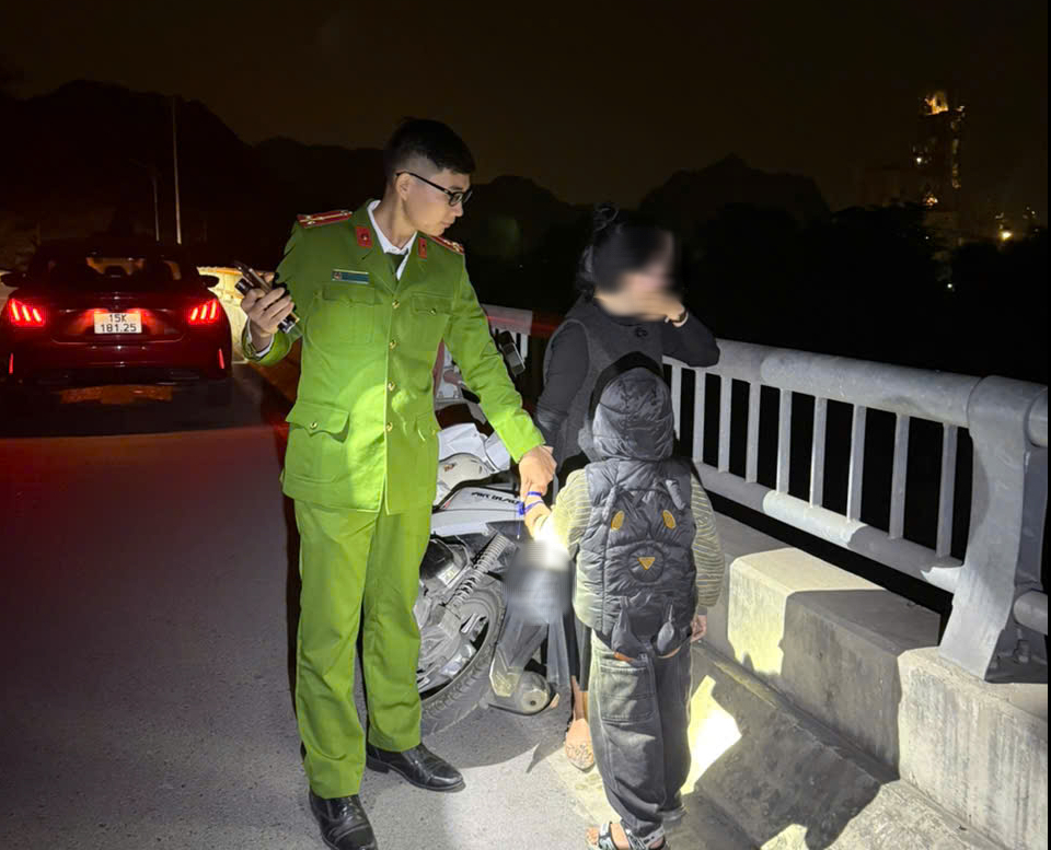 VIDEO: Chồng chết, người vợ trẻ ôm con trai 4 tuổi định nhảy cầu tự tử- Ảnh 2. VIDEO: Chồng chết, người vợ trẻ ôm con trai 4 tuổi định nhảy cầu tự tử- Ảnh 2.