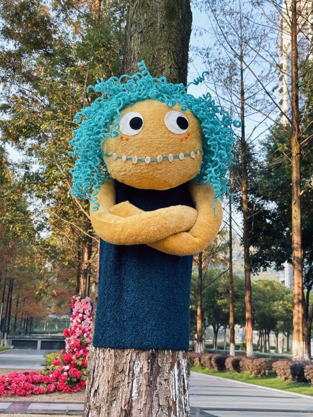 Cây cối trên đường phố đồng loạt mặc áo: Trào lưu "ôm cây" đang khiến dân tình phát sốt vì quá chữa lành!- Ảnh 4.