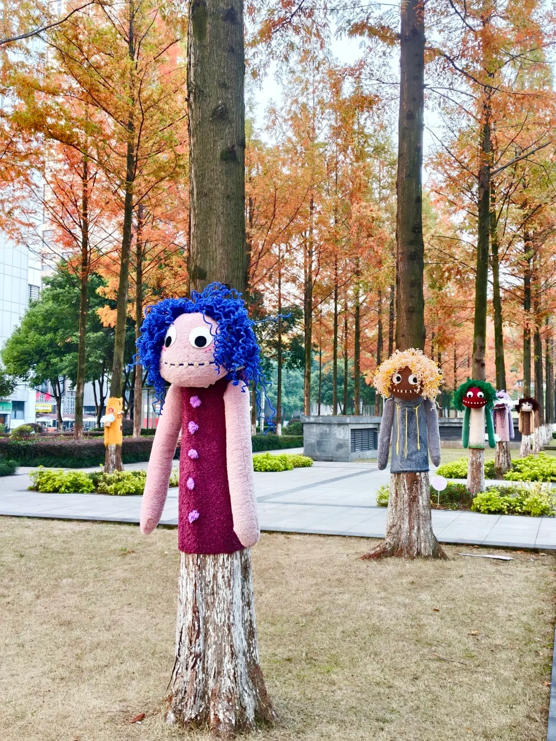 Cây cối trên đường phố đồng loạt mặc áo: Trào lưu "ôm cây" đang khiến dân tình phát sốt vì quá chữa lành!- Ảnh 3.