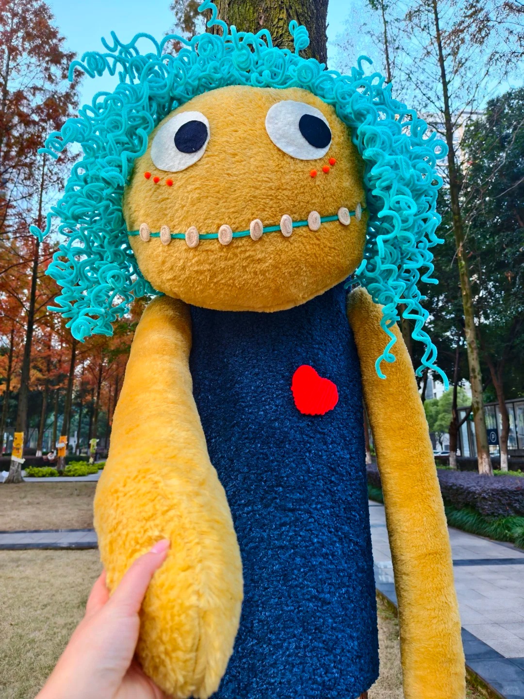 Cây cối trên đường phố đồng loạt mặc áo: Trào lưu "ôm cây" đang khiến dân tình phát sốt vì quá chữa lành!- Ảnh 1.