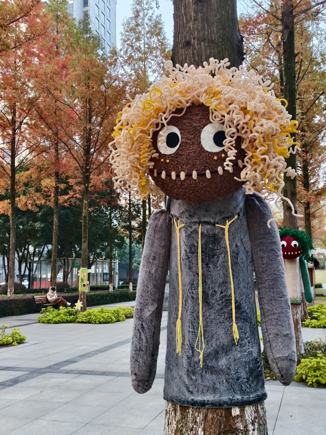 Cây cối trên đường phố đồng loạt mặc áo: Trào lưu "ôm cây" đang khiến dân tình phát sốt vì quá chữa lành!- Ảnh 8.