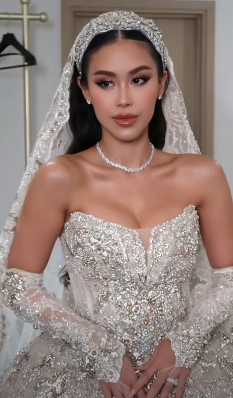 Váy cưới của Tiên Nguyễn được đặt thiết kế riêng ở nước ngoài rồi vận chuyển về Việt Nam- Ảnh 1.