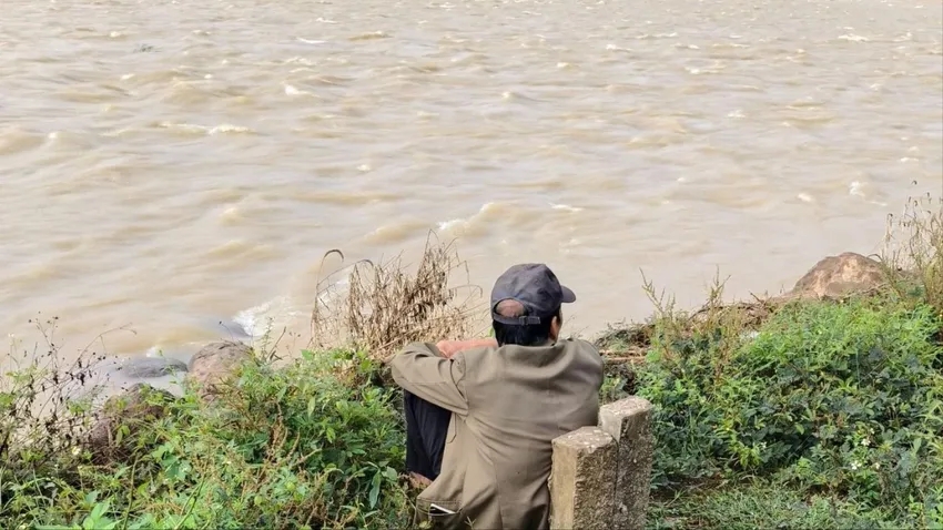 Vụ nữ sinh lớp 11 mất tích: Xót xa hình ảnh người cha thẫn thờ ngồi bên bờ sông ngóng trông tin con mỗi ngày- Ảnh 1.