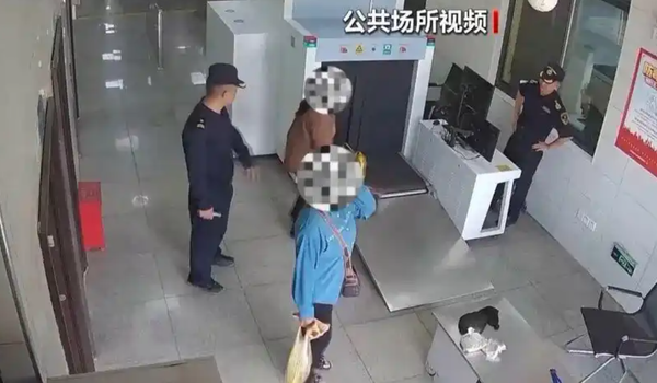 Hải quan bắt giữ người phụ nữ có dáng đi bất thường và bụng dưới phồng lên: Sự thật sốc không tưởng- Ảnh 1.