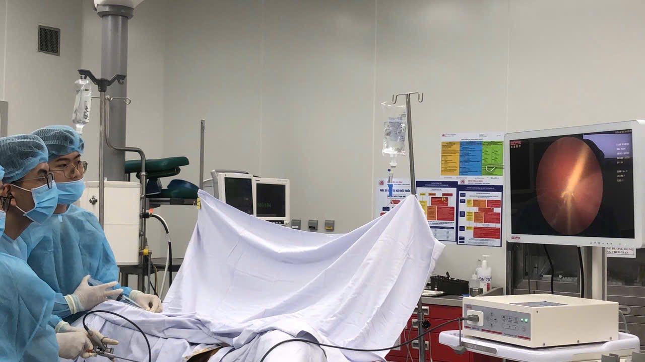 Bắt chước trên mạng, chàng trai nhét dây sạc điện thoại vào vùng kín- Ảnh 1.