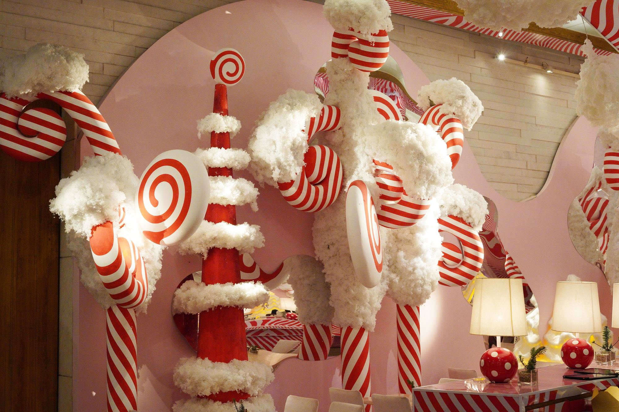 Cận cảnh qu&aacute;n c&agrave; ph&ecirc; Gi&aacute;ng sinh 200k ở TP.HCM, đ&aacute;ng th&igrave; thấy đ&aacute;ng nhưng trải nghiệm th&igrave; thật sự chưa xứng!- Ảnh 8.