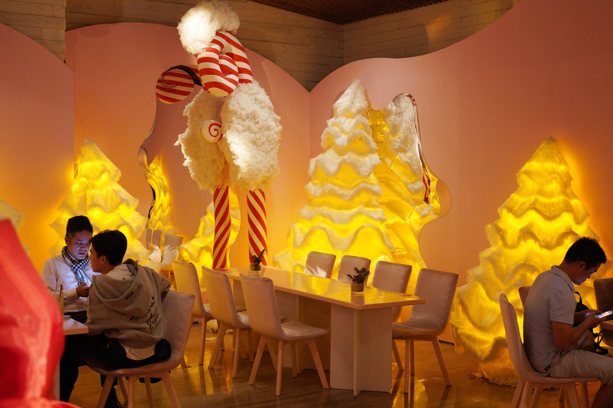 Cận cảnh qu&aacute;n c&agrave; ph&ecirc; Gi&aacute;ng sinh 200k ở TP.HCM, đ&aacute;ng th&igrave; thấy đ&aacute;ng nhưng trải nghiệm th&igrave; thật sự chưa xứng!- Ảnh 12.