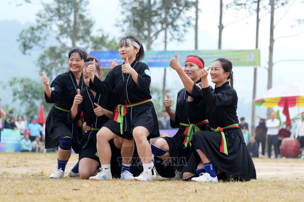 Giải b&oacute;ng đ&aacute; dễ thương số 1 thế giới: Khi c&aacute;c c&ocirc; g&aacute;i tự h&agrave;o mặc trang phục d&acirc;n tộc ra s&acirc;n thi đấu- Ảnh 6.