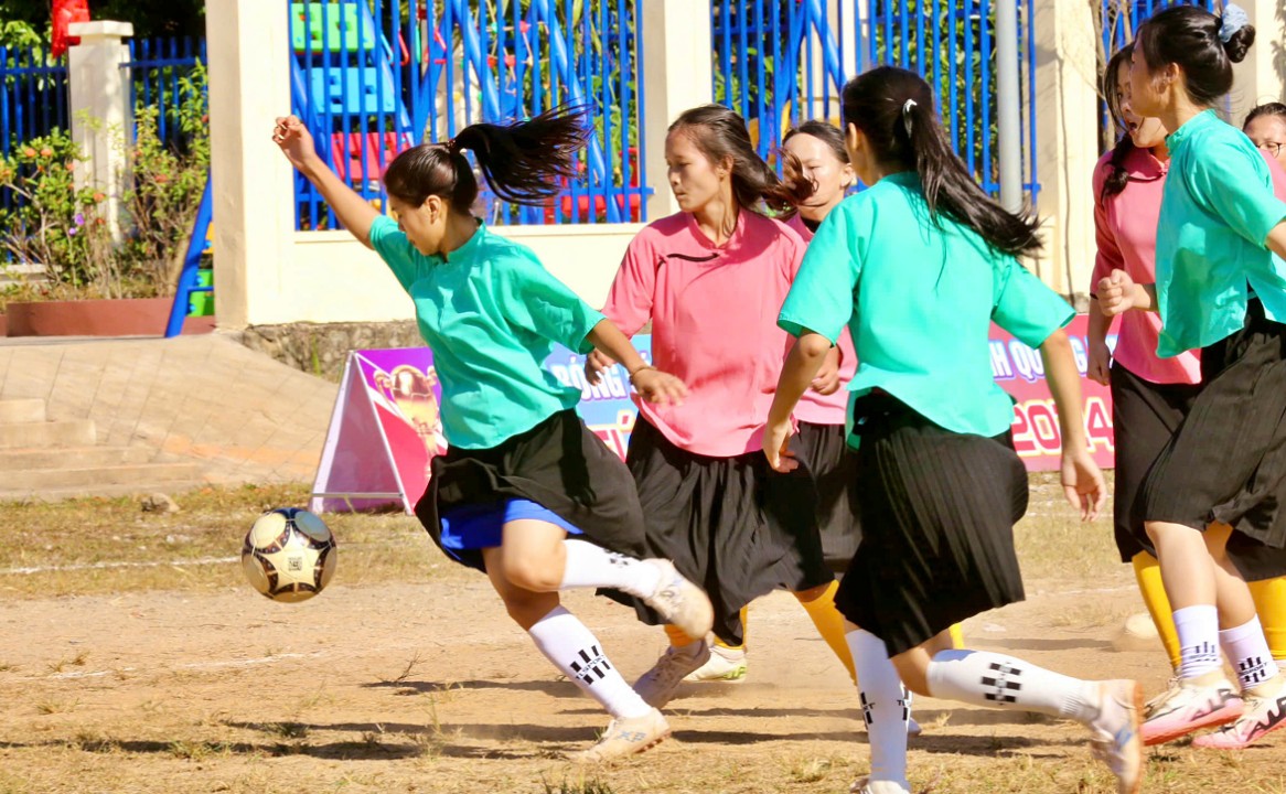 Giải b&oacute;ng đ&aacute; dễ thương số 1 thế giới: Khi c&aacute;c c&ocirc; g&aacute;i tự h&agrave;o mặc trang phục d&acirc;n tộc ra s&acirc;n thi đấu- Ảnh 2.