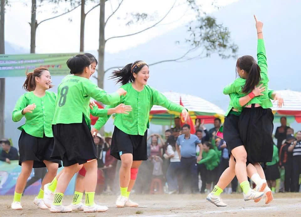 Giải b&oacute;ng đ&aacute; dễ thương số 1 thế giới: Khi c&aacute;c c&ocirc; g&aacute;i tự h&agrave;o mặc trang phục d&acirc;n tộc ra s&acirc;n thi đấu- Ảnh 3.