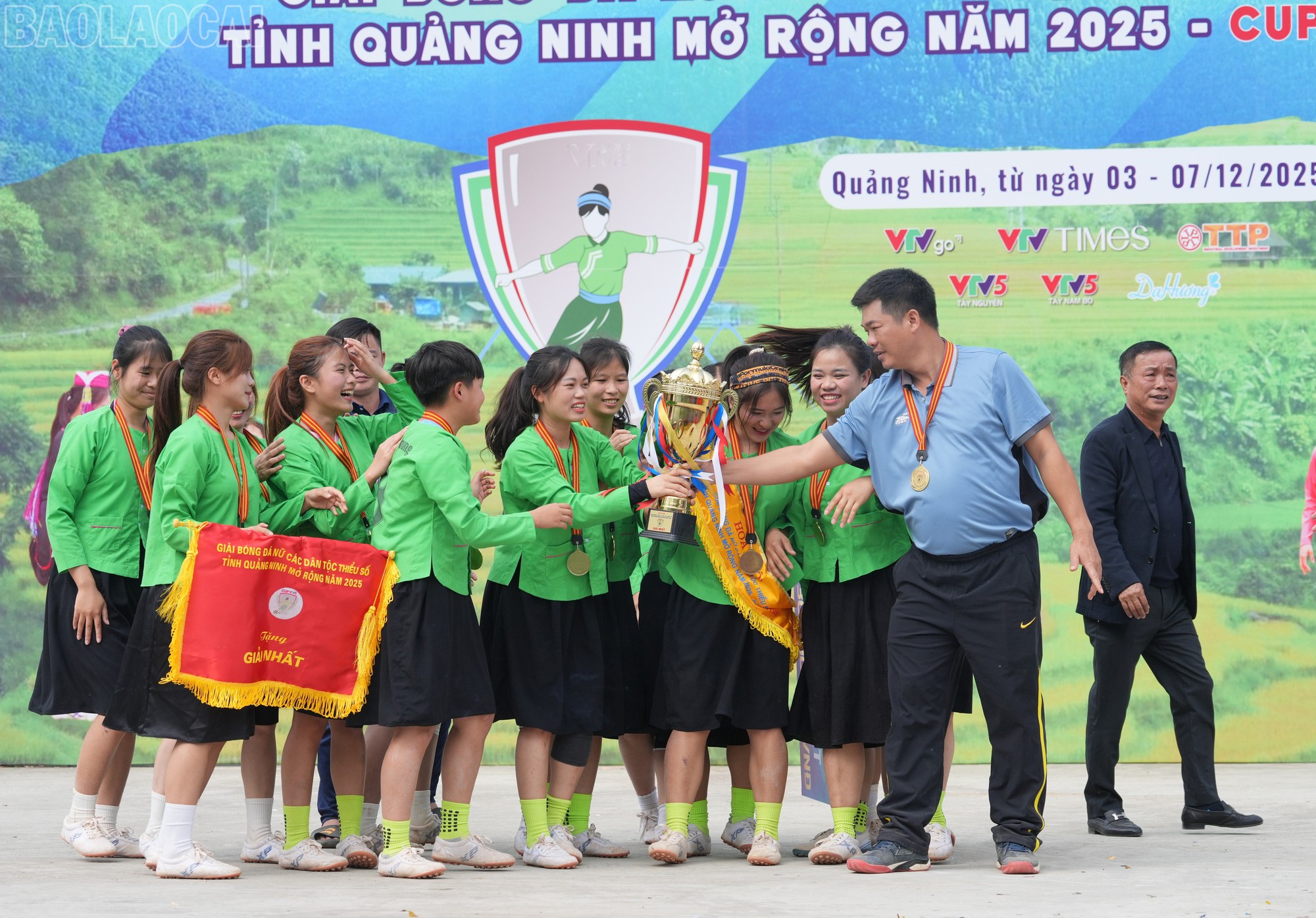 Giải b&oacute;ng đ&aacute; dễ thương số 1 thế giới: Khi c&aacute;c c&ocirc; g&aacute;i tự h&agrave;o mặc trang phục d&acirc;n tộc ra s&acirc;n thi đấu- Ảnh 9.